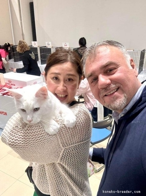 キャットショーでイタリアのブリーダーさんと一緒に撮った写真です｜原田　弥生(はらだ　やよい)ブリーダー(広島県・メインクーン・CFA/TICA登録)の紹介写真1